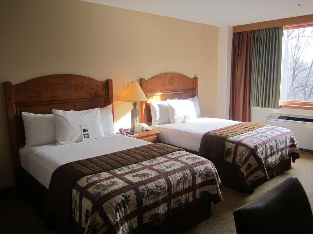 Double Room with Two Double Beds (Overlook Lodge),451697703:JPEG