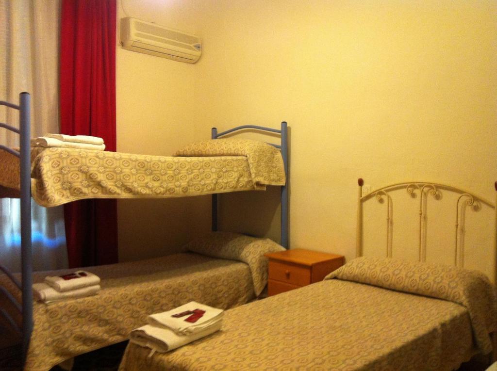 Tweepersoonskamer met extra bed en gedeelde badkamer