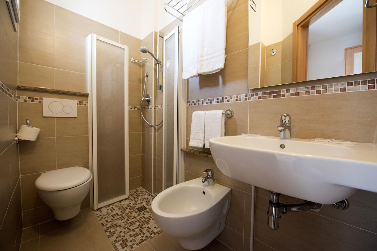 Triple Room Bathroom,595829775:JPEG