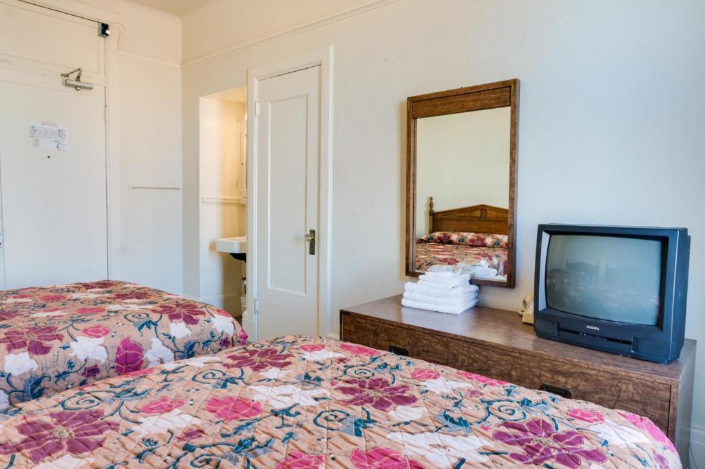 Twin Room with Private Bathroom,61066447:JPEG