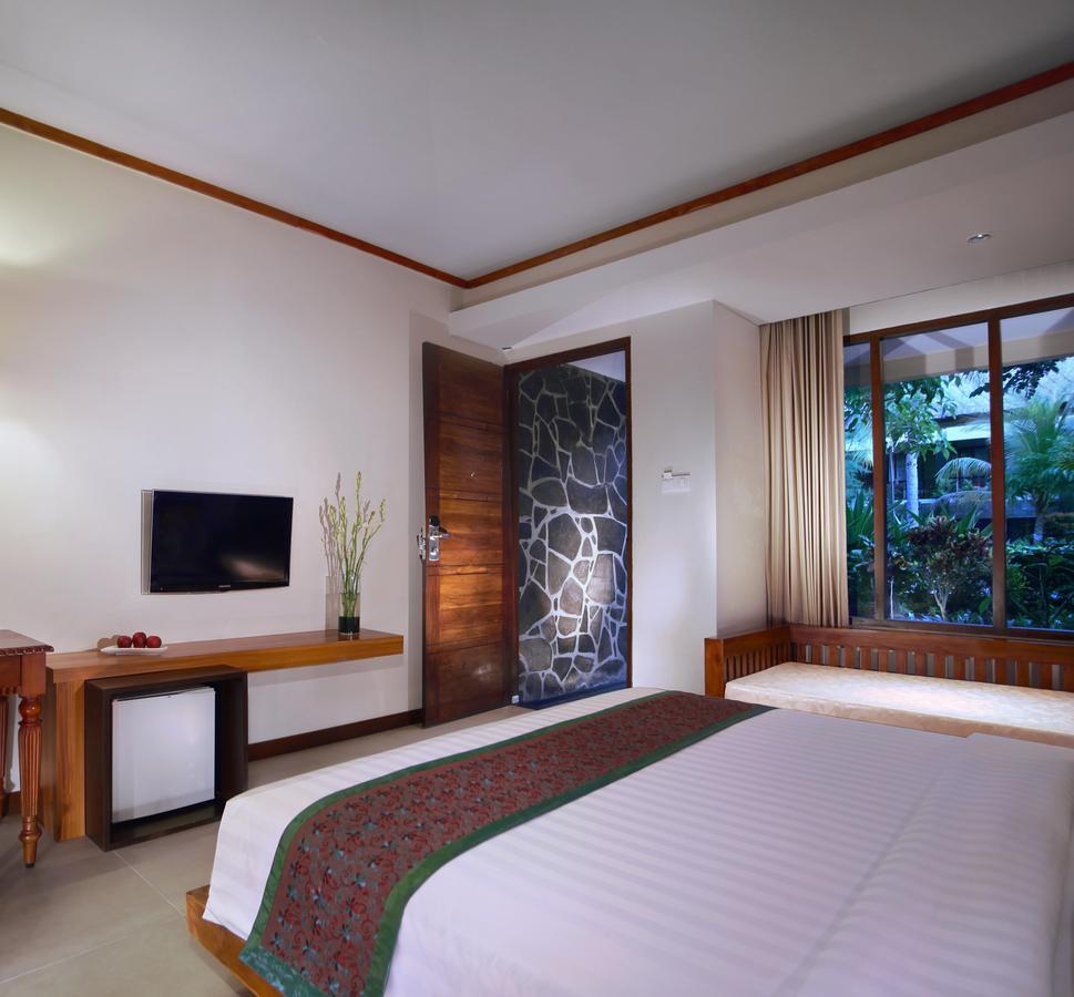 Deluxe Kamer met Kingsize Bed en Uitzicht op het Zwembad