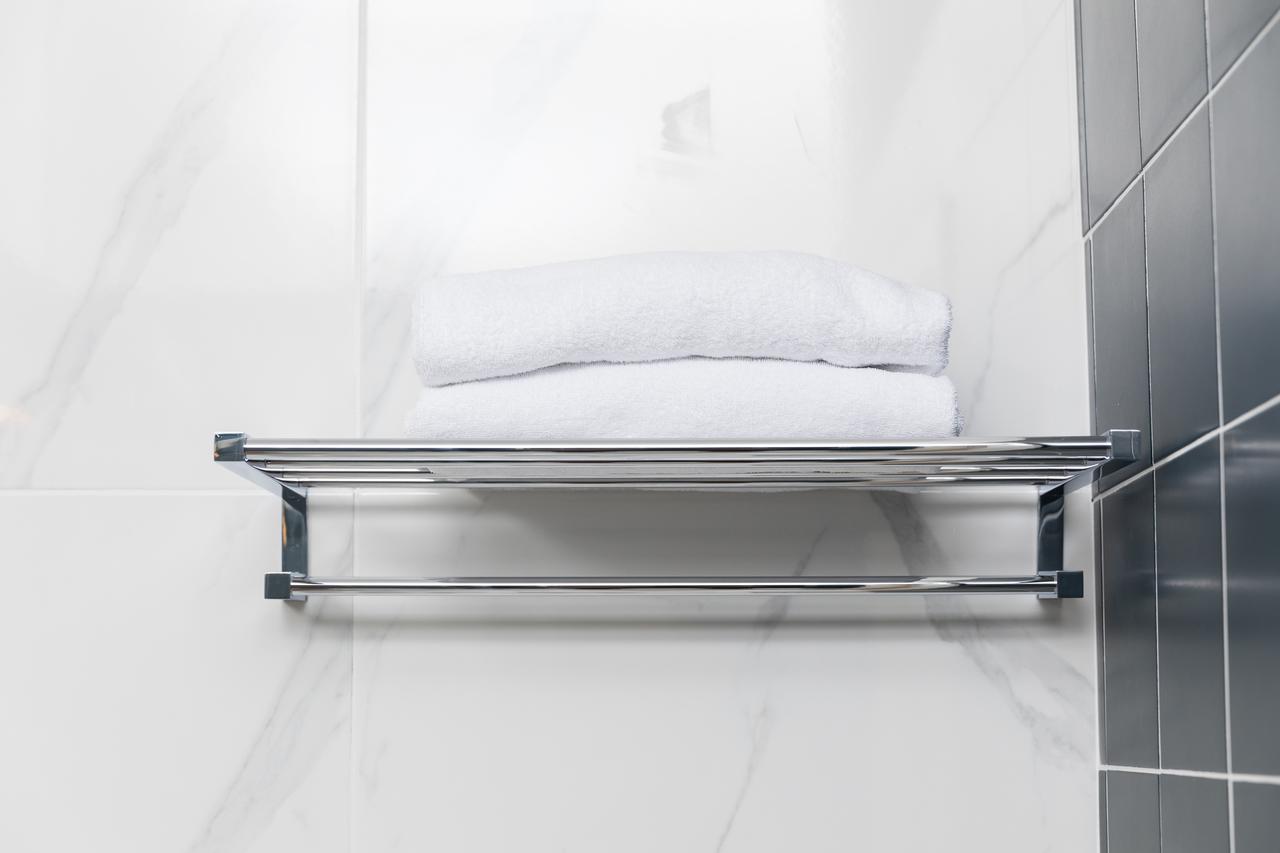 Suite con bañera de hidromasaje y cama grande