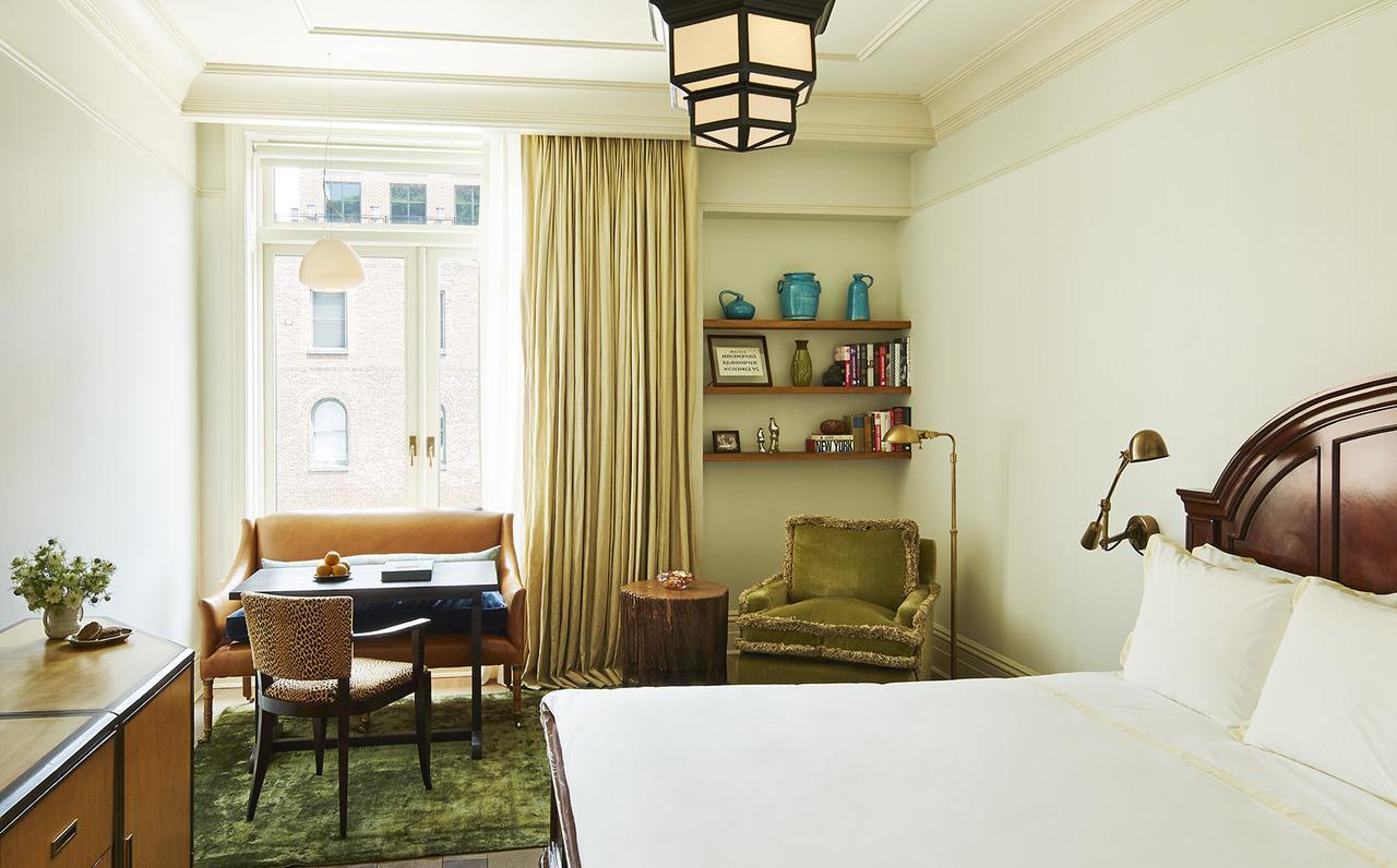 Quarto com Cama King-size e Chuveiro Acessível a Cadeirantes - Unidade Acessível para Hóspedes com Mobilidade Reduzida