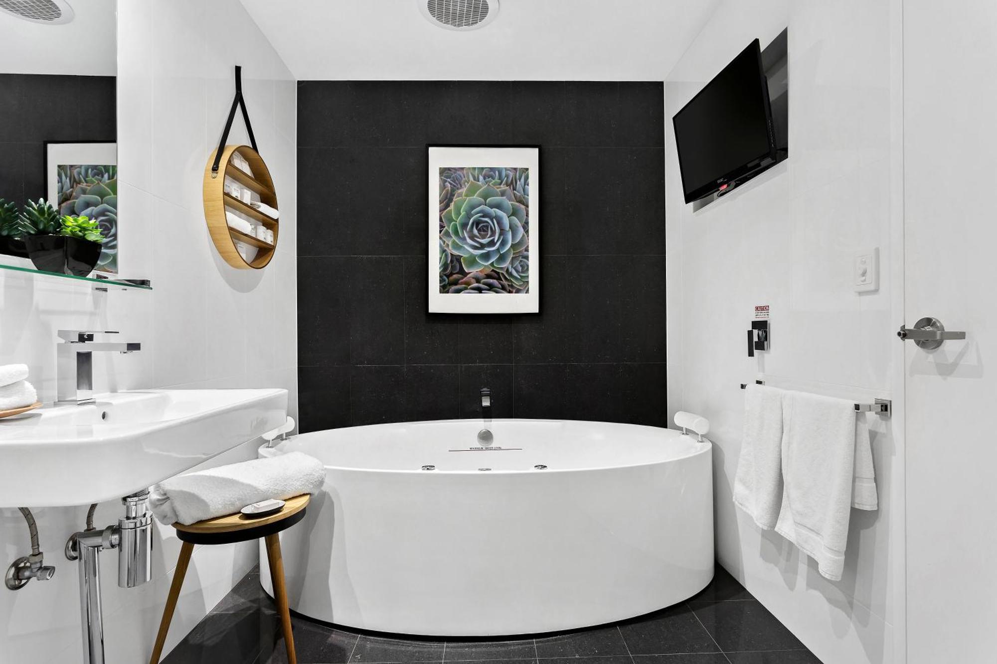 Studio Apartment Spa Bath,1742712574:JPEG