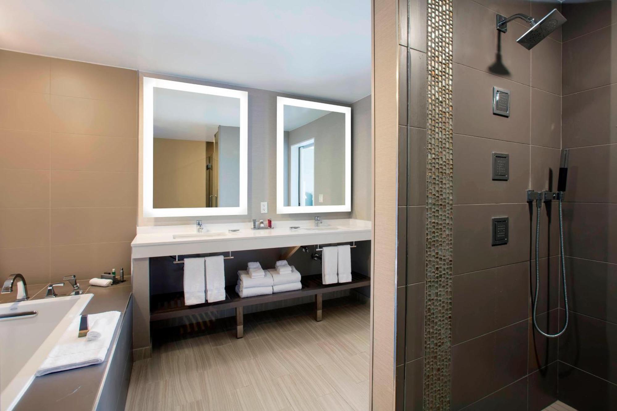 Concierge level, 1 Bedroom Presidential Suite, 1 King,1363932872:JPEG