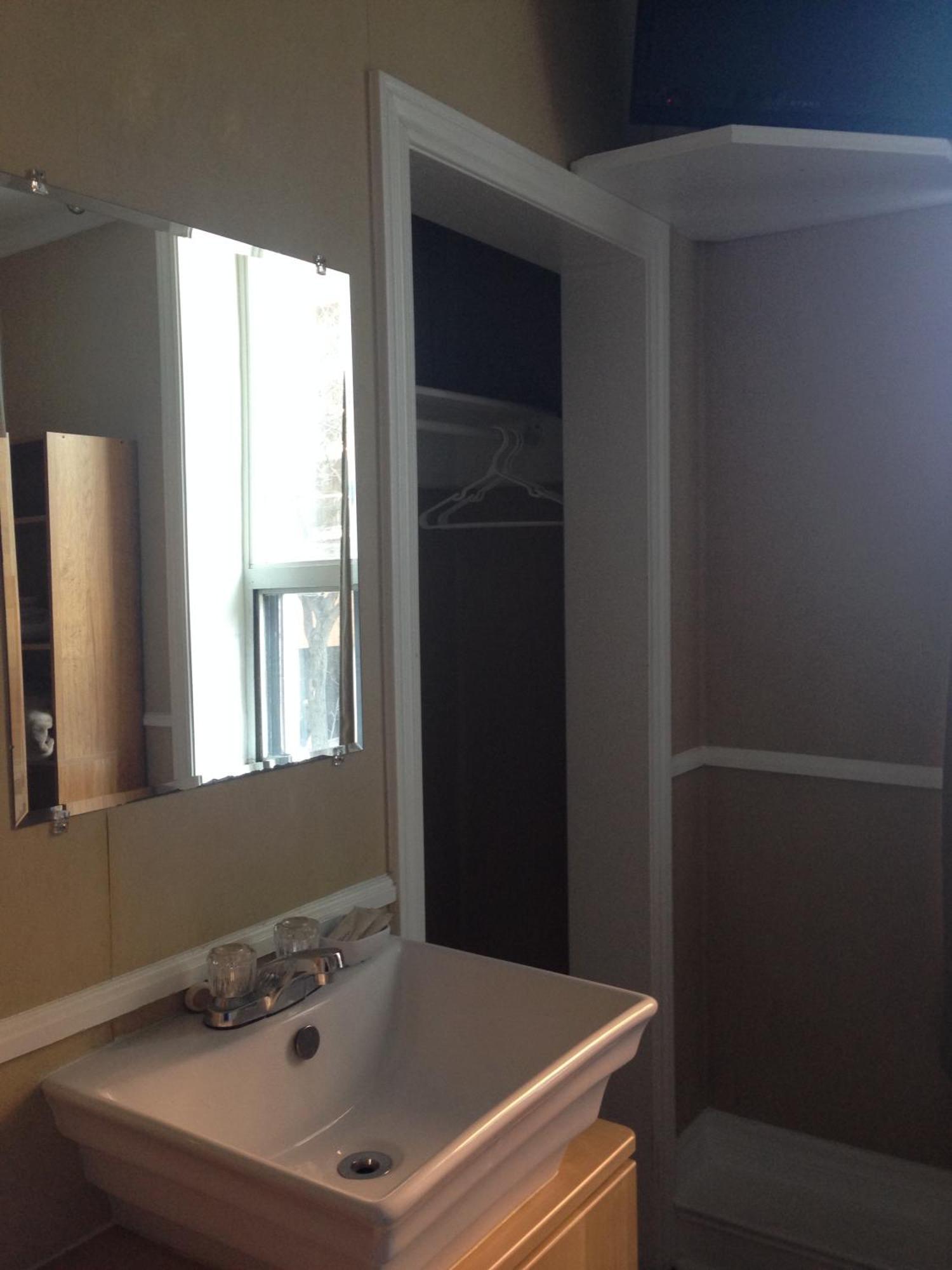 Quarto Individual com Cama de Solteiro e Banheiro Compartilhado