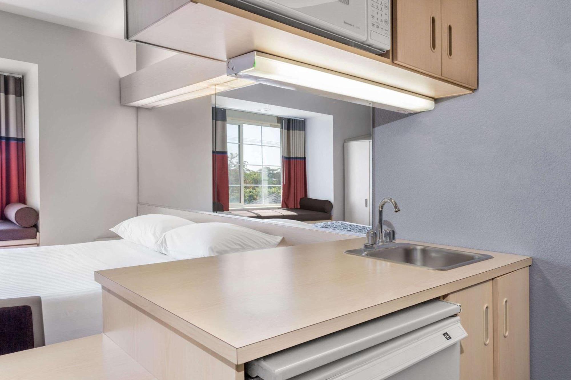 Queen Suite - Non-Smoking,689835828:JPEG