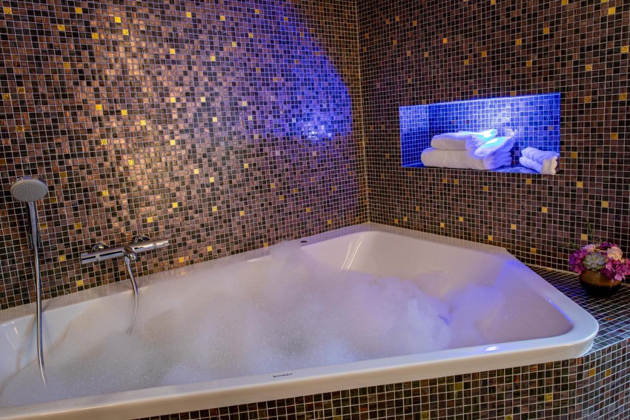 Duplex Suite Spa Access,925880974:JPEG