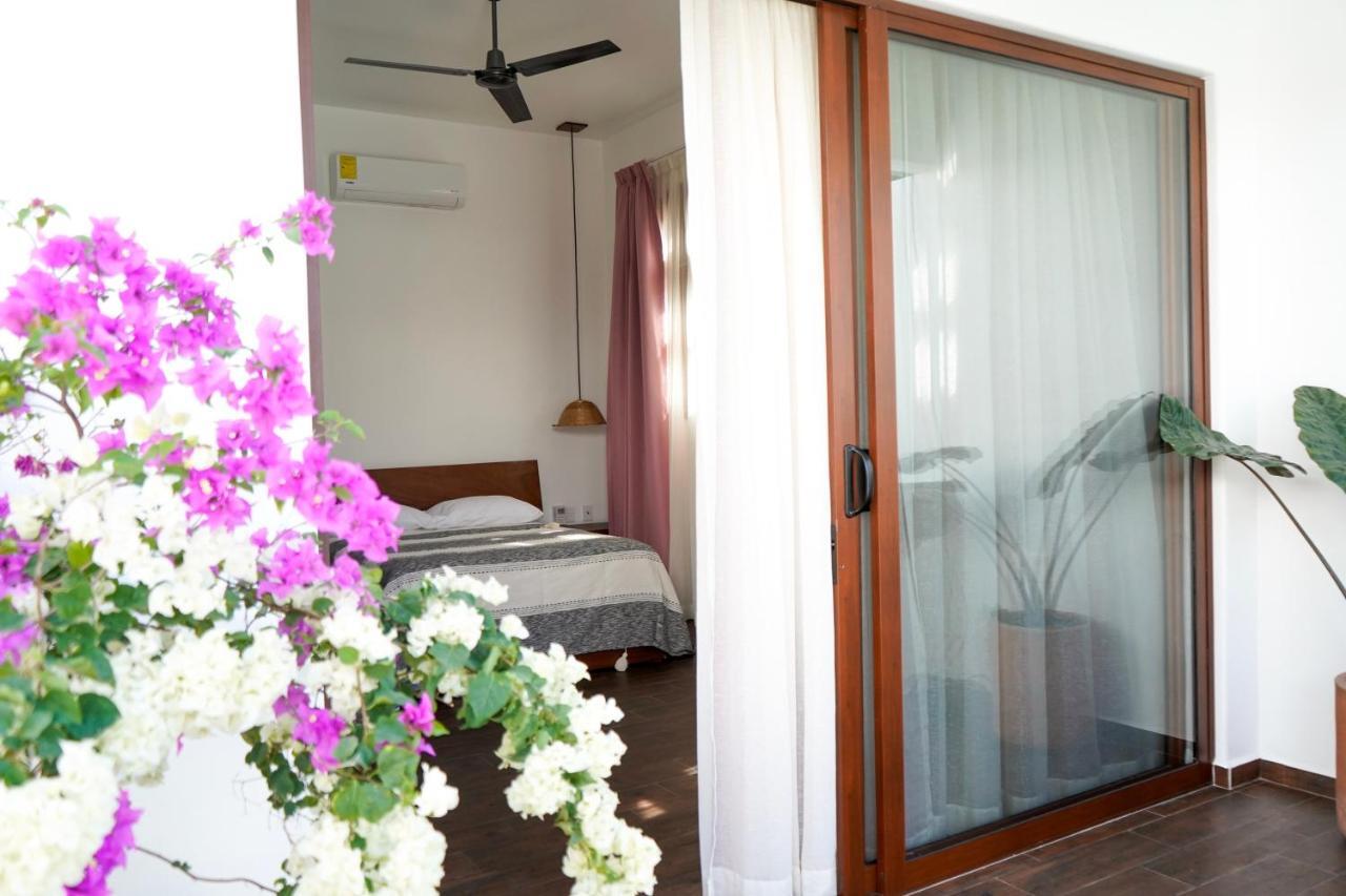 Habitación con cama grande