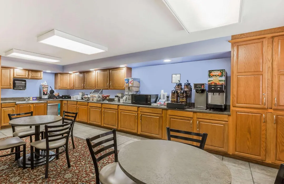 Super 8 By Wyndham Manhattan Ks-1