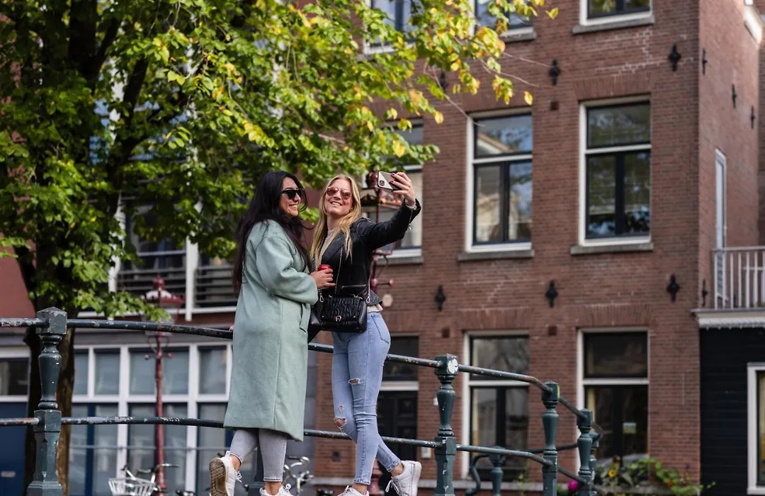 Amsterdam Canal Hotel-1