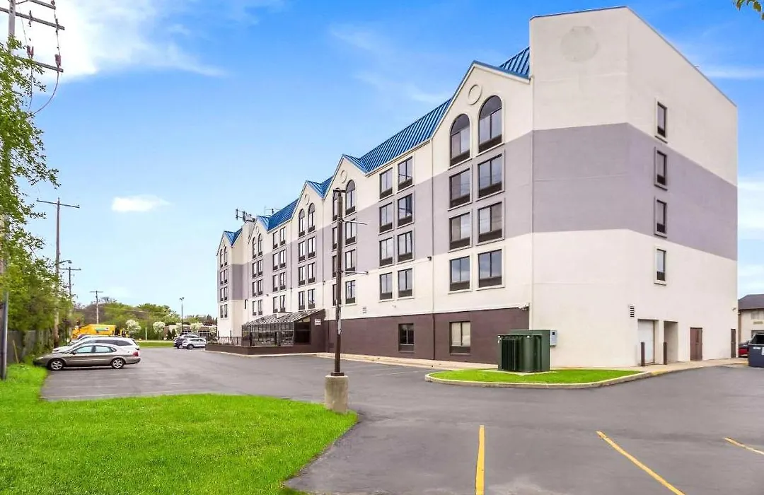 Quality Inn & Suites Milwaukee-1