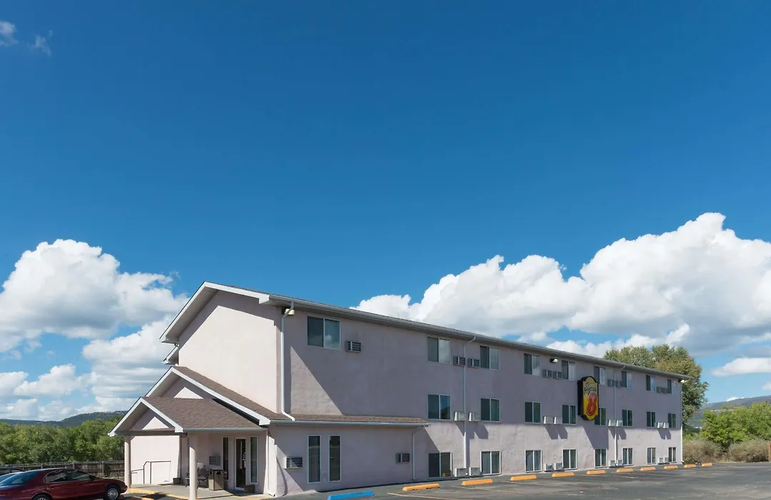 Super 8 By Wyndham Raton-1