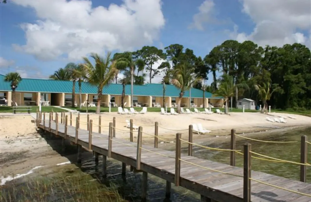 Lake Grassy Inn & Suites-1