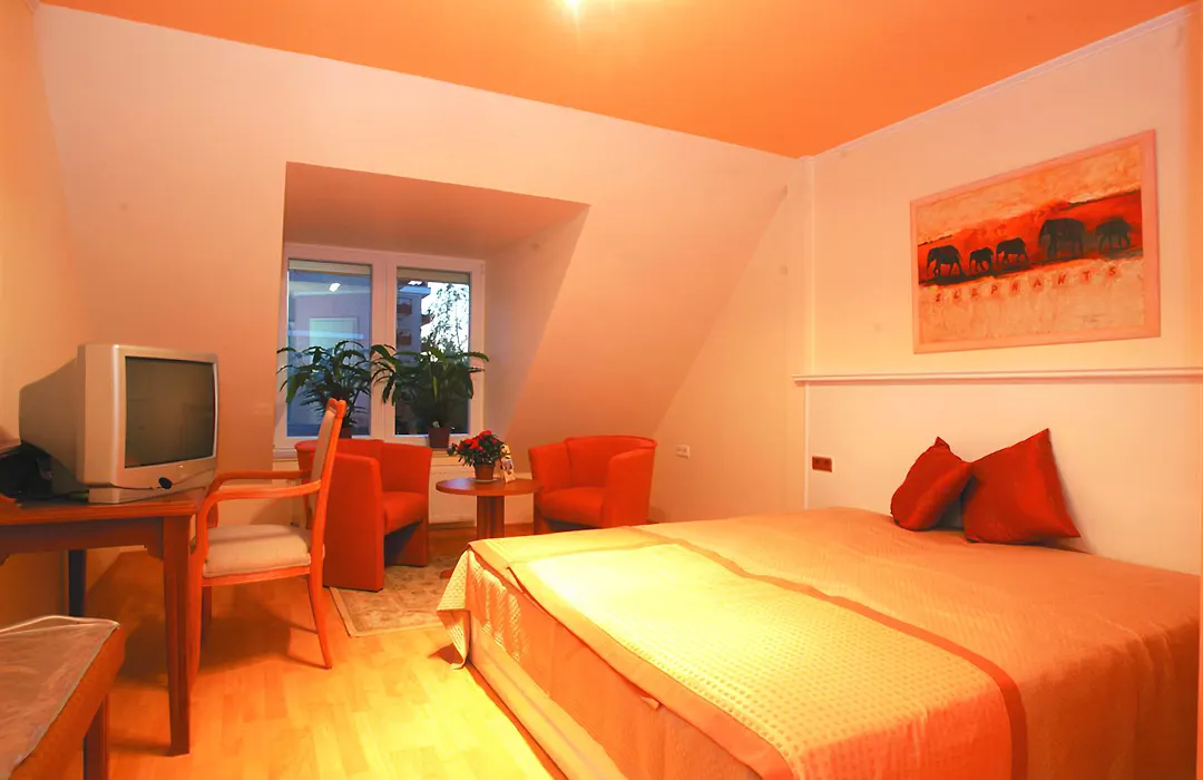 Traveller Hotel-1