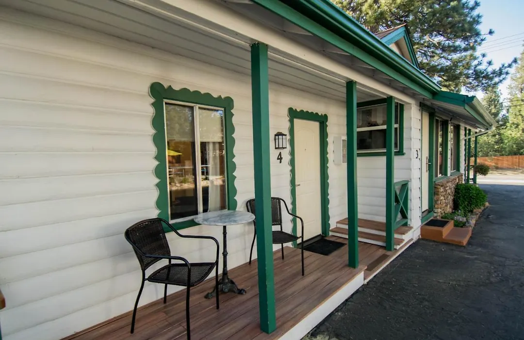 Hillcrest Suites & Cabins-1