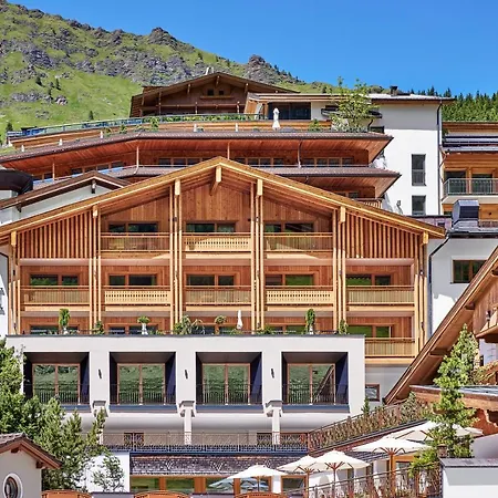 Hotel Berghof Crystal Spa & Sports-3