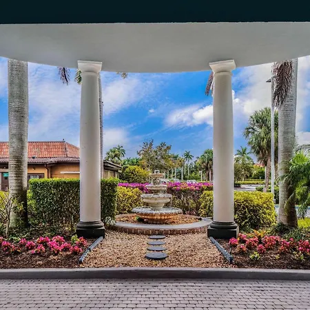 La Quinta By Wyndham Naples Downtown-3