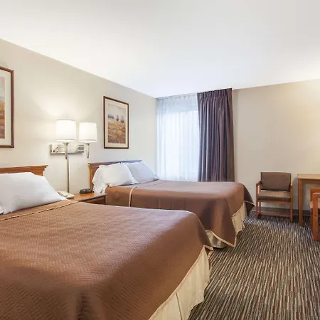 Travelodge By Wyndham Ottawa West-3
