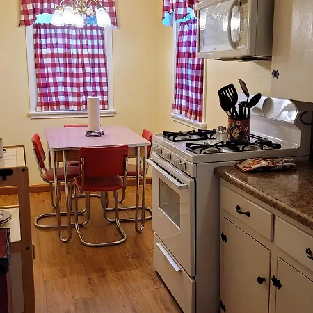 Hillcrest Suites & Cabins-2
