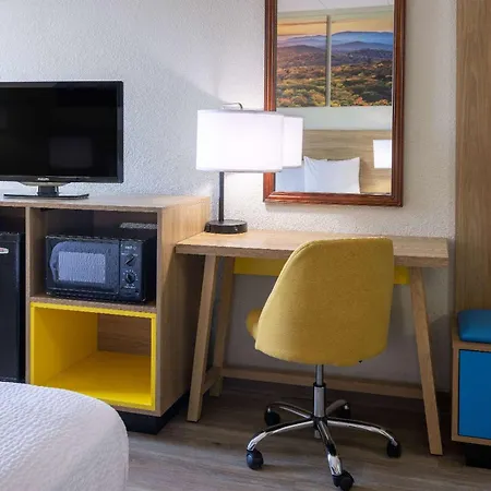 Days Inn By Wyndham Winchester-2