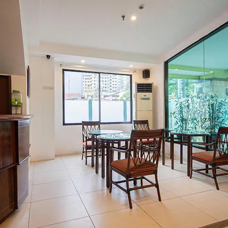 Oyo 210 Apple Tree Suites-2