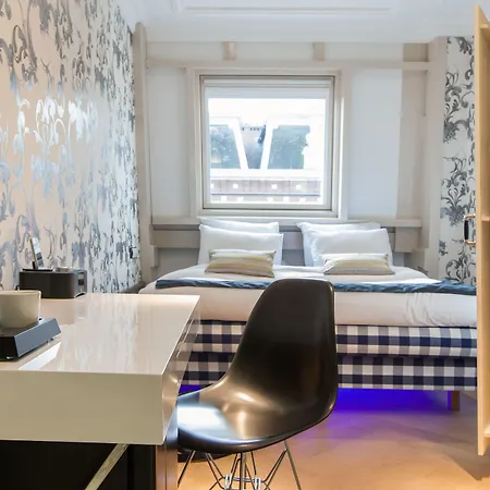 Amsterdam Canal Hotel-2
