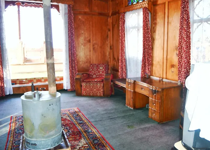 Houseboat Young Manhattan