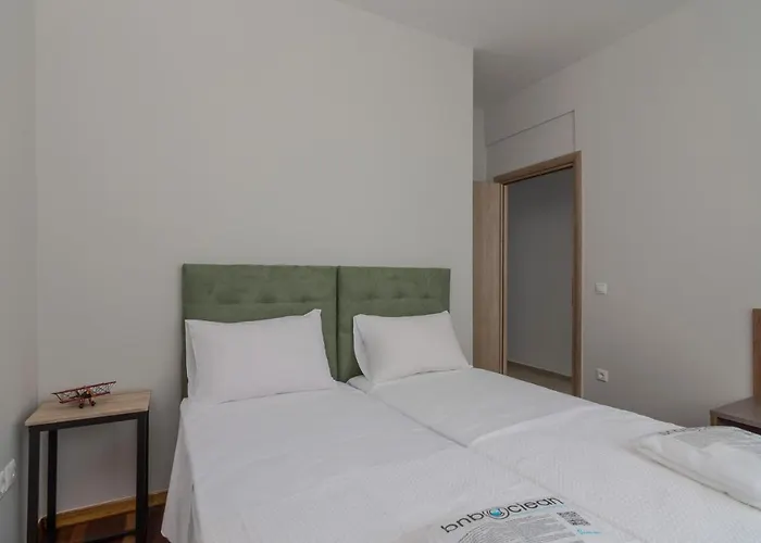 105 Adrianou Plaka
