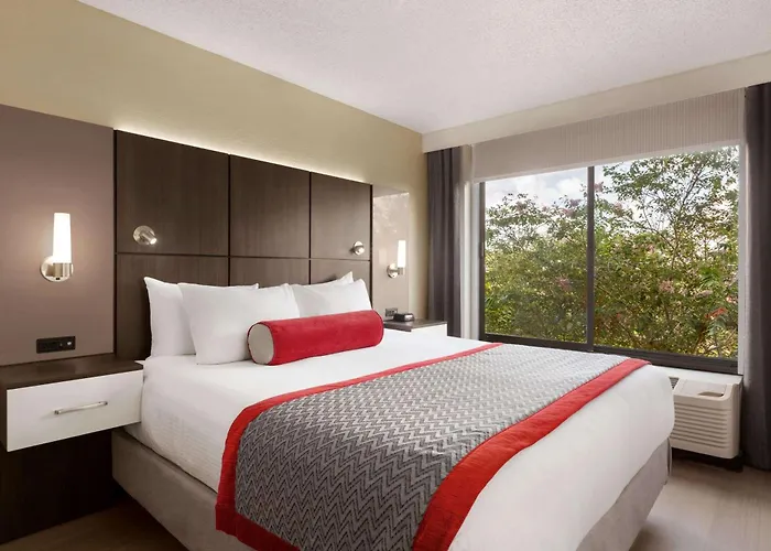 Ramada By Wyndham Suites Orlando Airport- Free Airport Shuttle