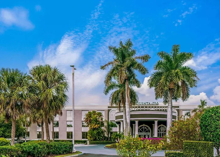 La Quinta By Wyndham Naples Downtown Hotel