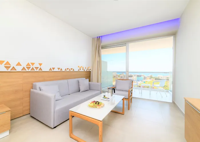 Seasons Hotel (Adults Only)
