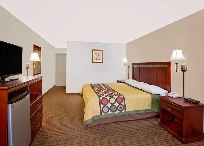 Super 8 By Wyndham Plainview