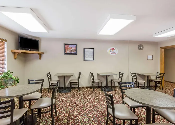 Super 8 By Wyndham Manhattan Ks