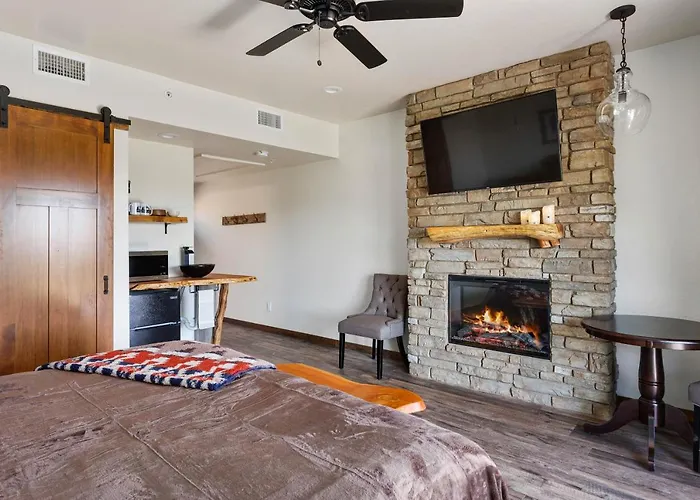 Lodge At 5600