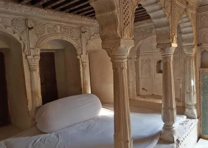 Narayan Niwas Castle