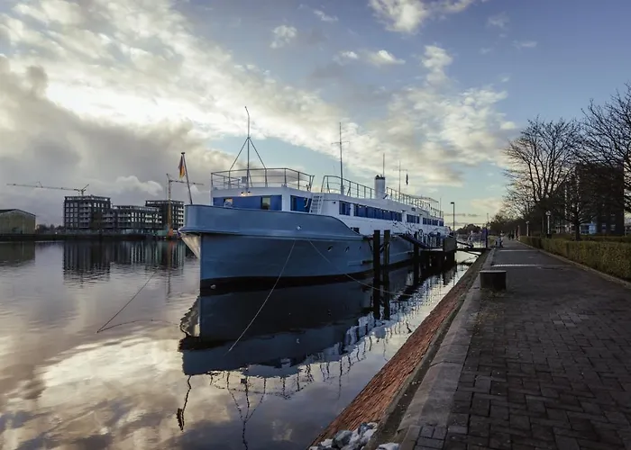 Arcona - Uebernachten Auf Dem Wasser - Direkt Am Bontekai