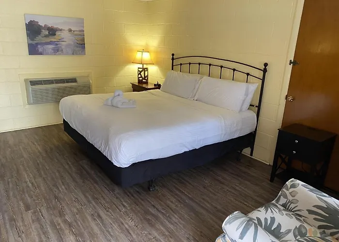 Ji1 - King Guest Room Located At The Joplin Inn