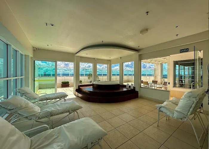 Flat Confortável para Família ou a Trabalho, ao lado dos Ministérios e ESPLANADA, grande, completo, academia e no centro da cidade, em Saint Moritz Brasília Hotel