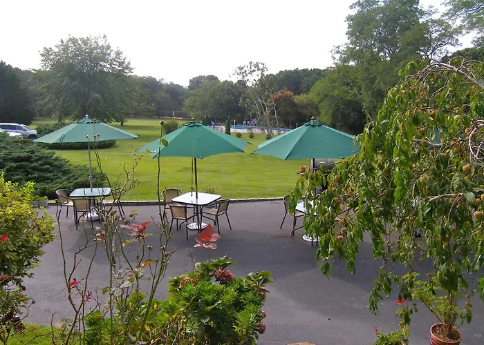 Hamlet Inn - Passes To Coopers Beach