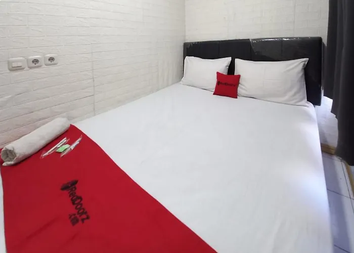 Reddoorz At Luxury Homestay Near Aloha Waru Surabaya