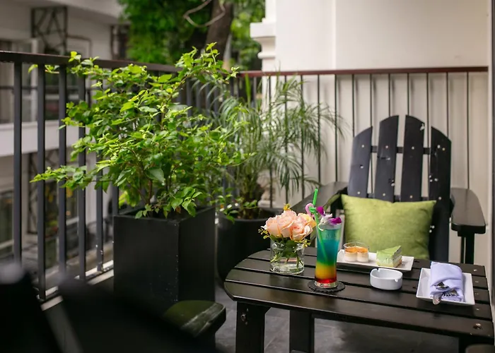 Le Premier Hotel & Rooftop Bar