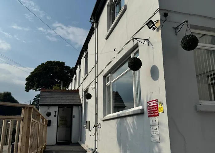 Cottage Court Hotel