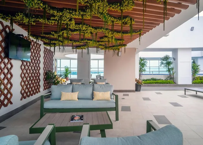 Wyndham Guayaquil, Puerto Santa Ana