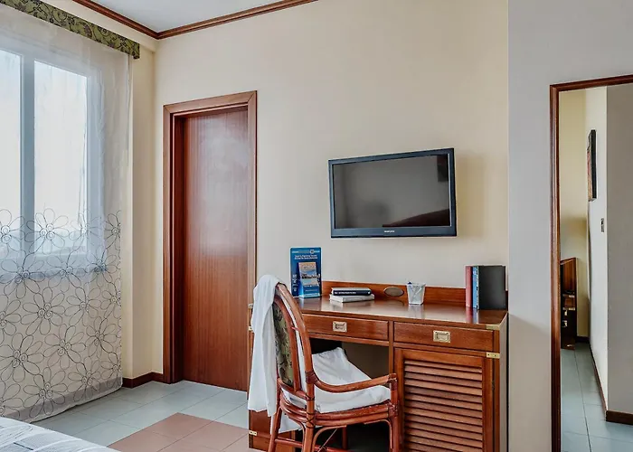 Thr - Isa-Hotel In Marina Di Cecina Just 100 Mt From The Beach