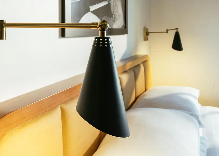 Dew Drop Inn Hotel & Lounge