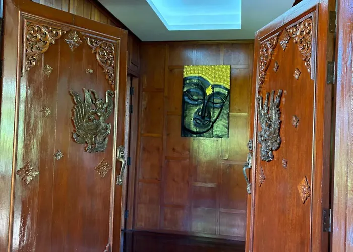 Ban Elephant Blanc Bungalow