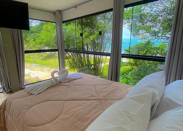 Frente ao Mar - Suites com Piscina Aquecida, SPA Privativo, Vista ao Mar ou Montanha, com Estacionamento- Raizes do Mar ECO Hotel