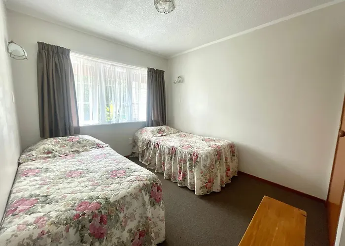 Browns Bay Olive Tree - Pet Friendly Family Apartment