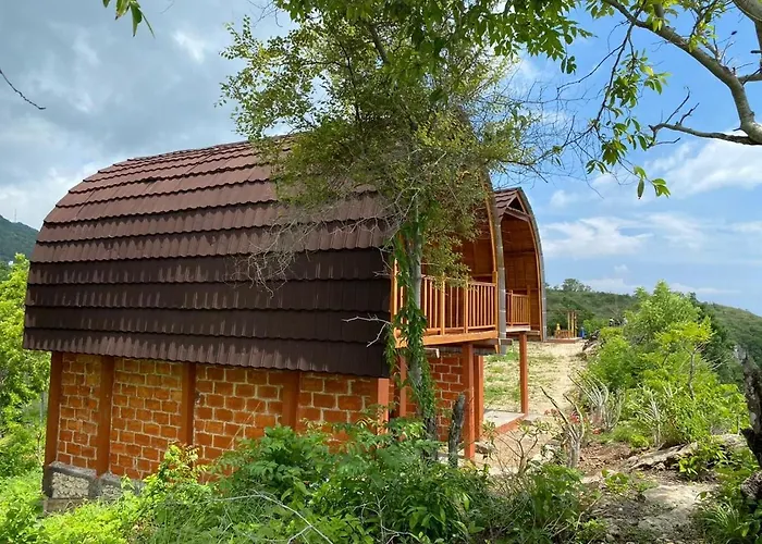Suwehan Beach Cliff House With Hammock